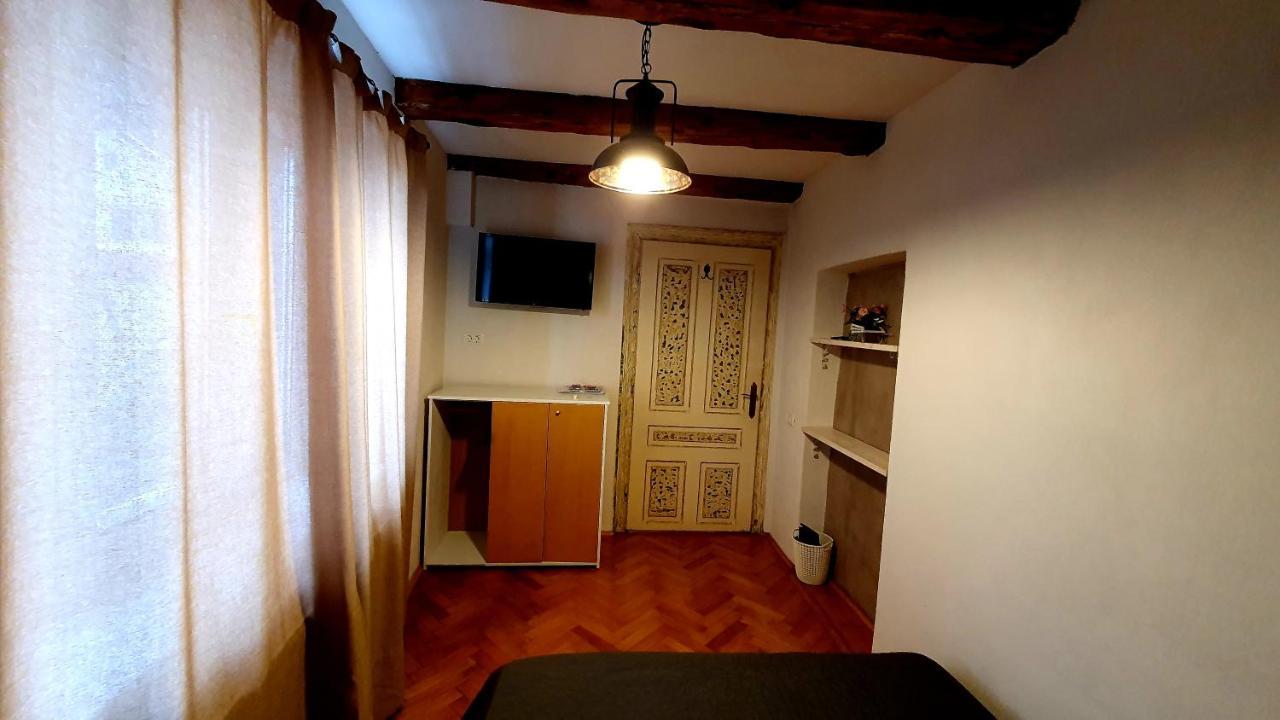 Nomad Apartment Braşov Buitenkant foto